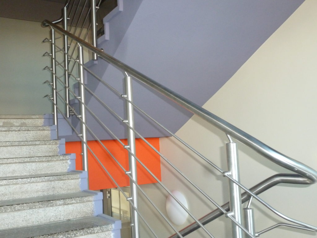 Geländer im Treppenhaus eines Verwaltungsgebäudes