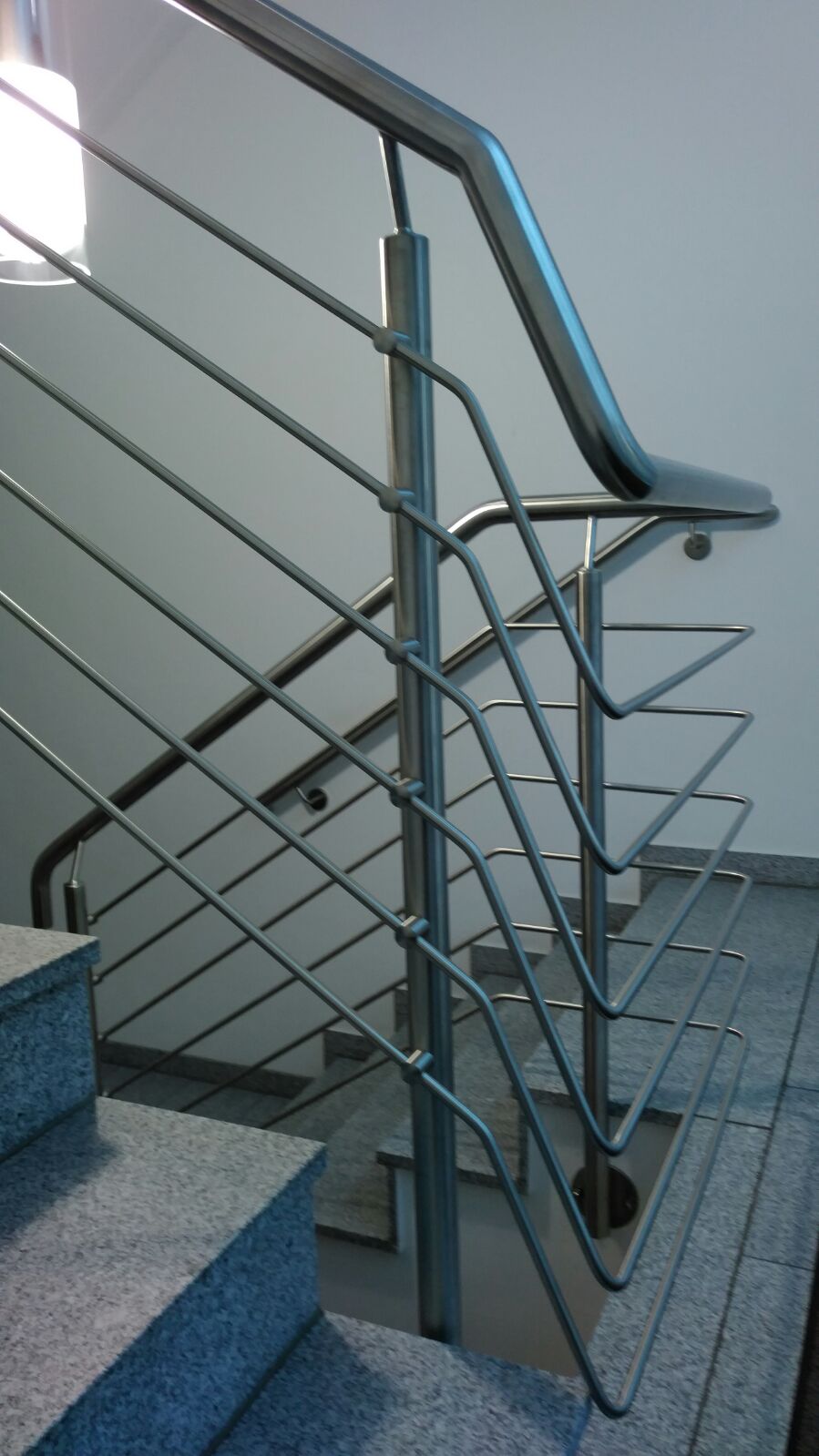 Durchgehender Edelstahlhandlauf eines Treppenhauses